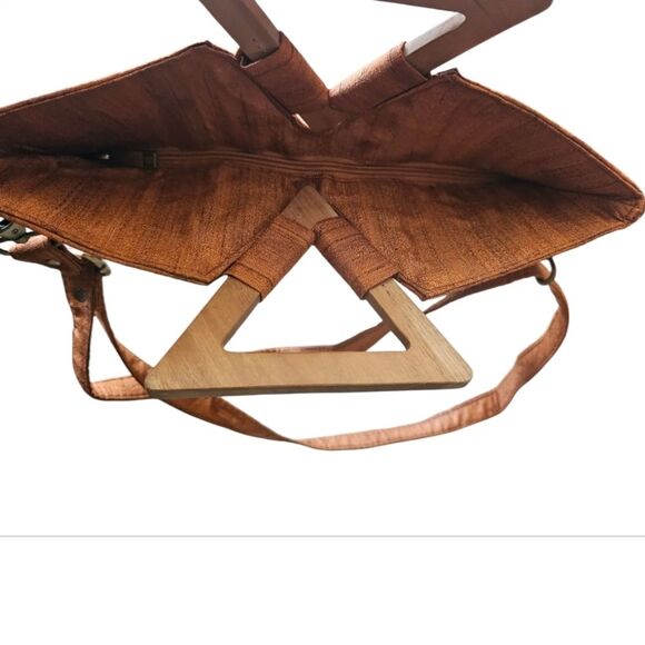 Stylish Modern Shoulder Bag With Wooden Handle NWOT Cloth Lightweight - Picture 9 of 15